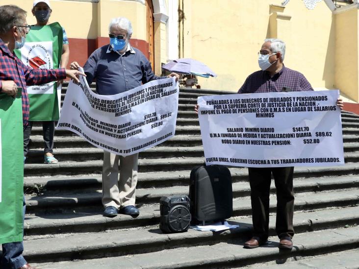 Xalapa: jubilados y pensionados mantienen lucha vs pagos en UMA