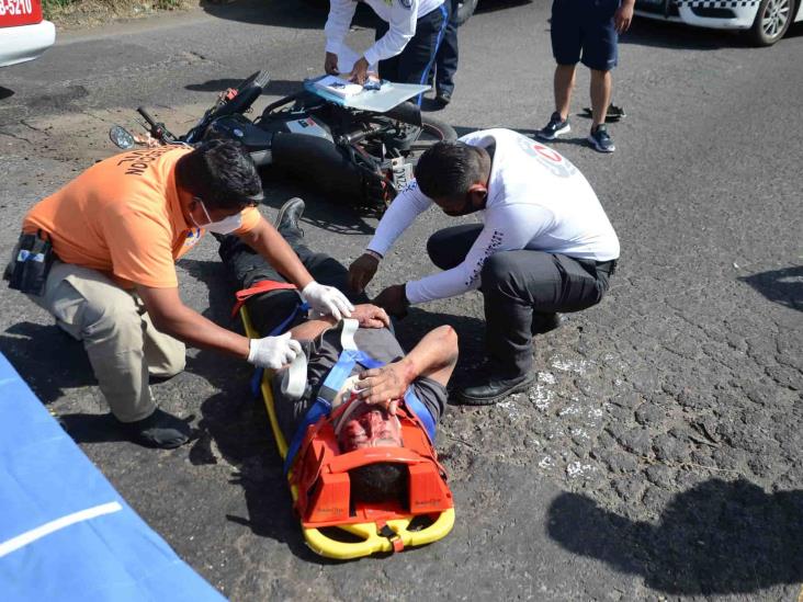 Derrapa motociclista sobre la carretera estatal