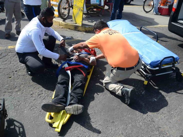 Derrapa motociclista sobre la carretera estatal