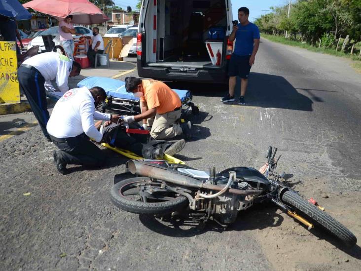 Derrapa motociclista sobre la carretera estatal