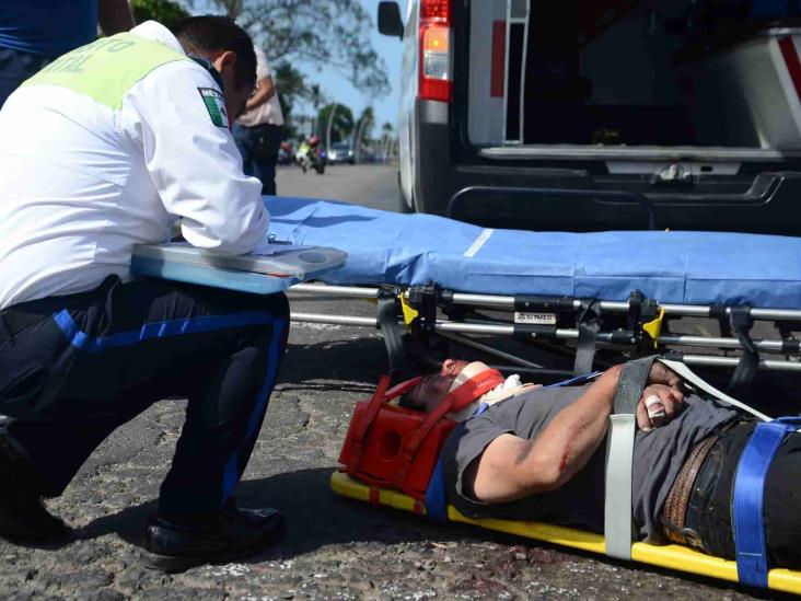 Derrapa motociclista sobre la carretera estatal