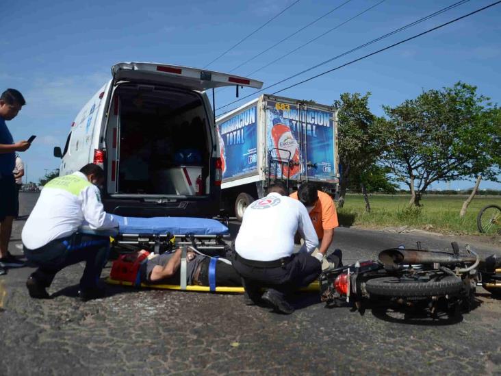 Derrapa motociclista sobre la carretera estatal