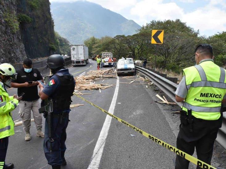 Volcadura de camioneta en Nogales deja un muerto