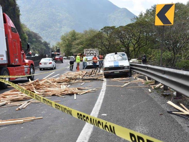 Volcadura de camioneta en Nogales deja un muerto