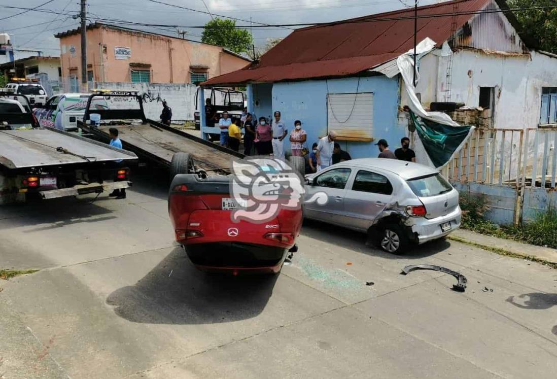 Una lesionada en choque y volcadura de la Santa Clara