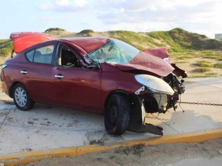 Autos se impactan contra postes de CFE en Coatzacoalcos