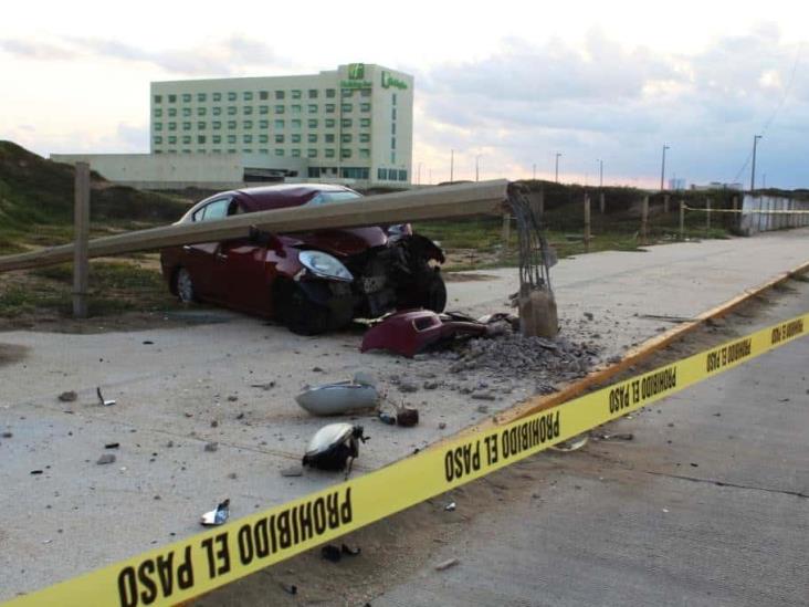 Autos se impactan contra postes de CFE en Coatzacoalcos