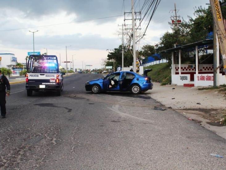 Autos se impactan contra postes de CFE en Coatzacoalcos