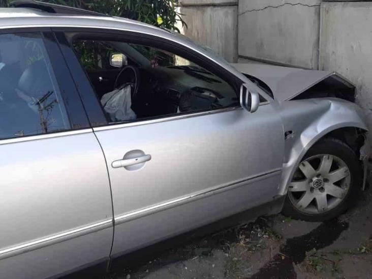 Tras impactarse contra muro, abandonan el vehículo y huyen en Boca del Río