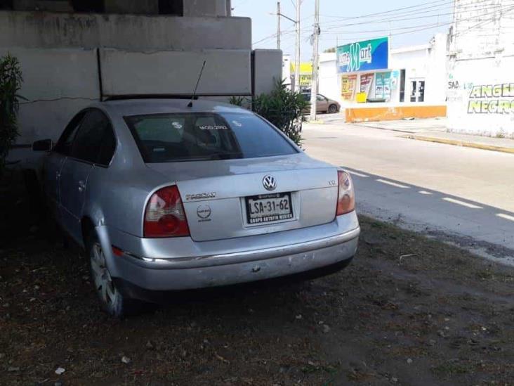 Tras impactarse contra muro, abandonan el vehículo y huyen en Boca del Río