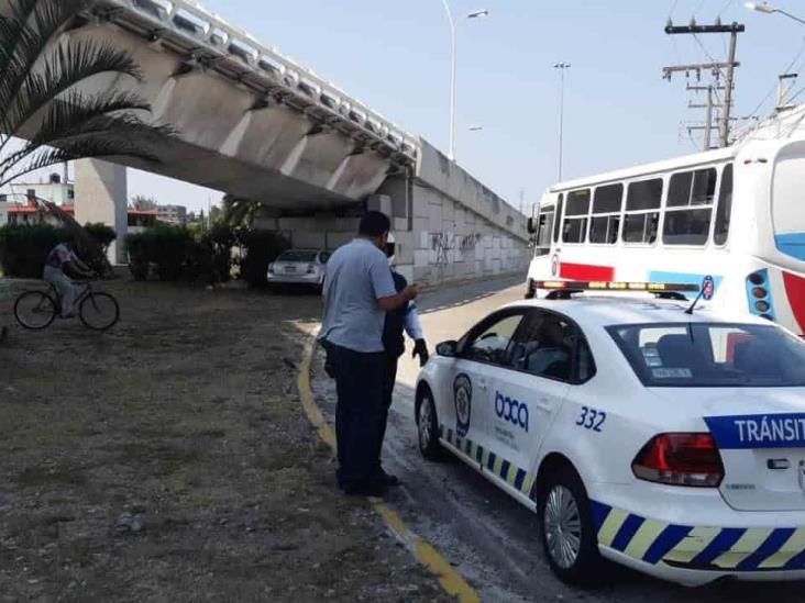 Tras impactarse contra muro, abandonan el vehículo y huyen en Boca del Río