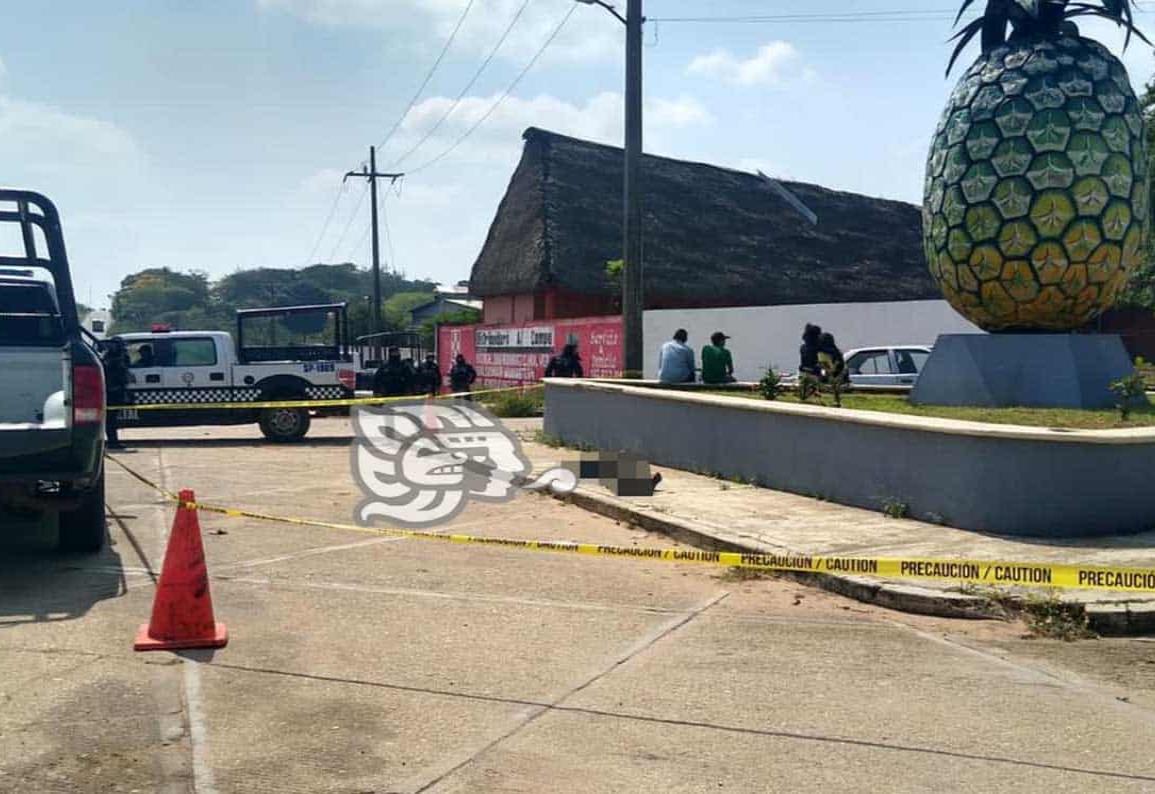 Asesinan a mecánico frente a monumento de la piña en Rodríguez Clara