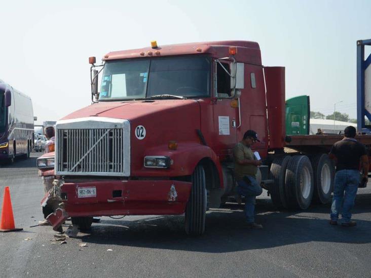 Tráiler impacta a choque particular en carretera federal Veracruz-Cardel