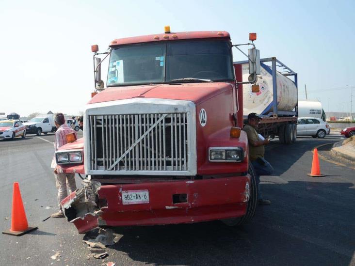 Tráiler impacta a choque particular en carretera federal Veracruz-Cardel