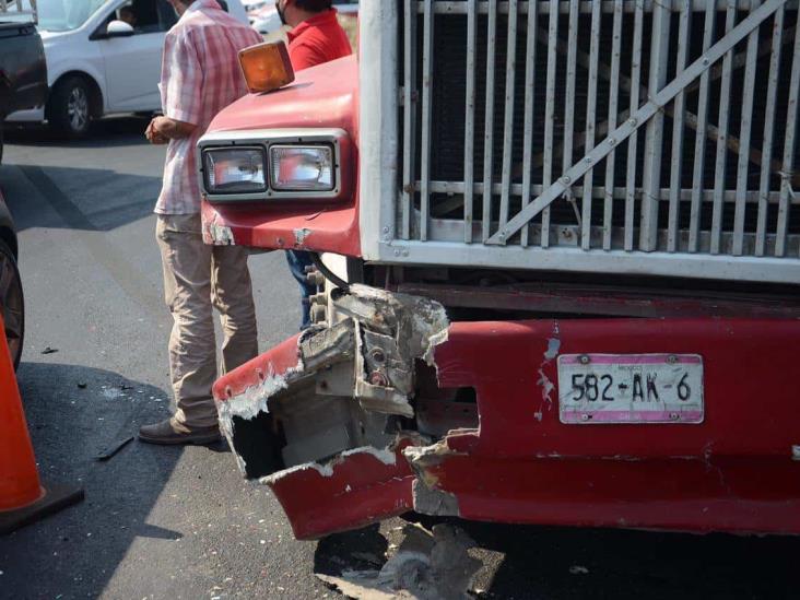 Tráiler impacta a choque particular en carretera federal Veracruz-Cardel