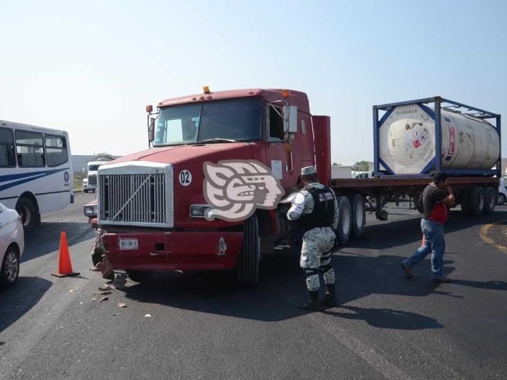 Tráiler impacta a choque particular en carretera federal Veracruz-Cardel