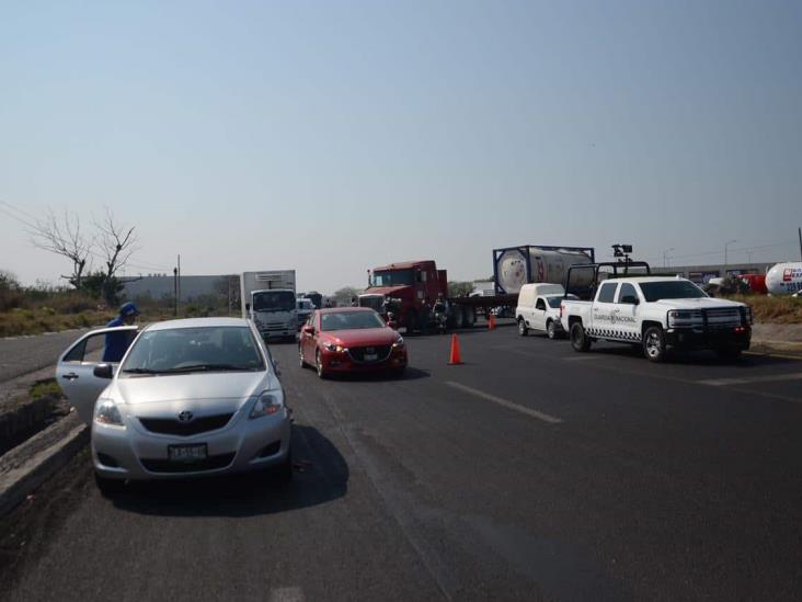 Tráiler impacta a choque particular en carretera federal Veracruz-Cardel