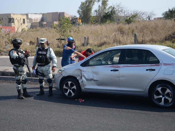 Tráiler impacta a choque particular en carretera federal Veracruz-Cardel