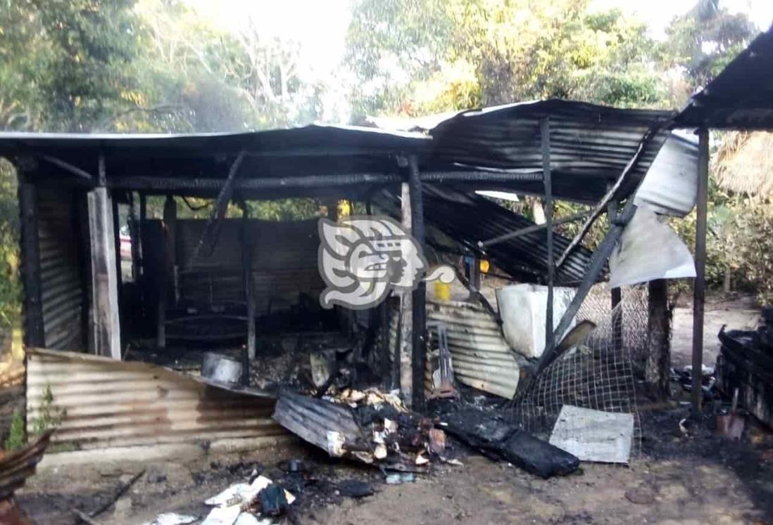 Vivienda termina calcinada en Moloacán; lo habrían provocado