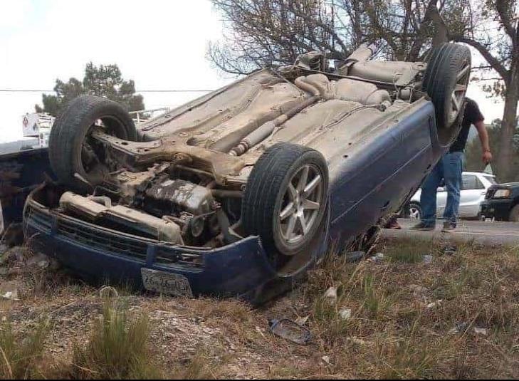 Se registra fuerte volcadura en Perote; deja dos personas lesionadas