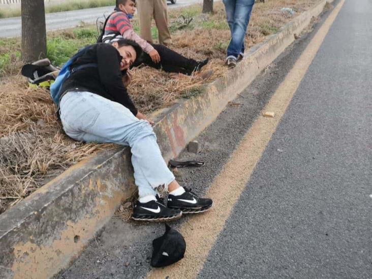 Par de jóvenes sufren accidente tras caer de su motocicleta; deja una persona herida