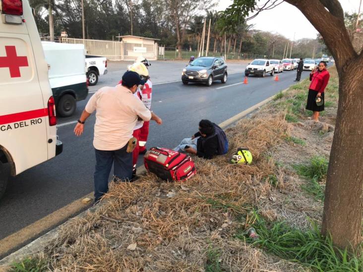 Par de jóvenes sufren accidente tras caer de su motocicleta; deja una persona herida