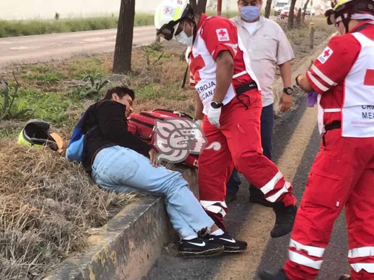 Par de jóvenes sufren accidente tras caer de su motocicleta; deja una persona herida