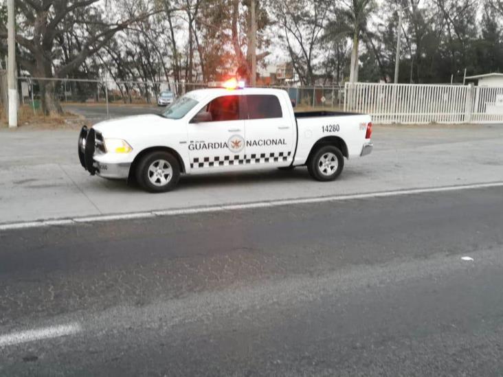 Par de jóvenes sufren accidente tras caer de su motocicleta; deja una persona herida