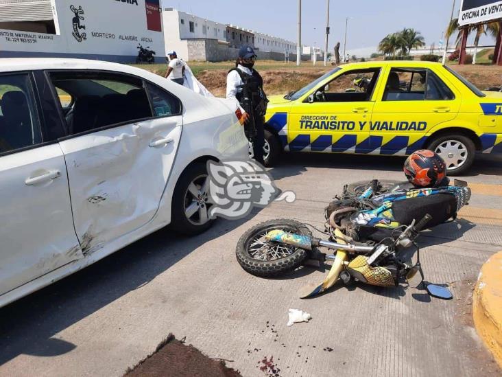 Choque entre motociclista y automóvil deja un herido en el Puerto