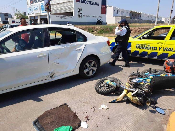 Choque entre motociclista y automóvil deja un herido en el Puerto