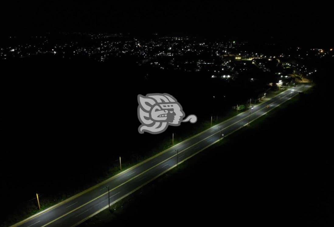 Carretera 4 carriles de nueva cuenta se encuentra iluminada