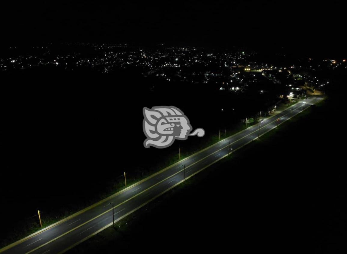 Carretera 4 carriles de nueva cuenta se encuentra iluminada