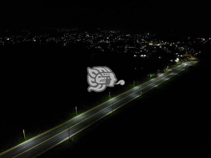 Carretera 4 carriles de nueva cuenta se encuentra iluminada