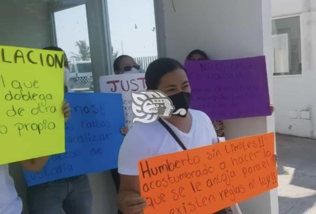 Madre pide justicia imparcial en caso de tutela de sus hijas