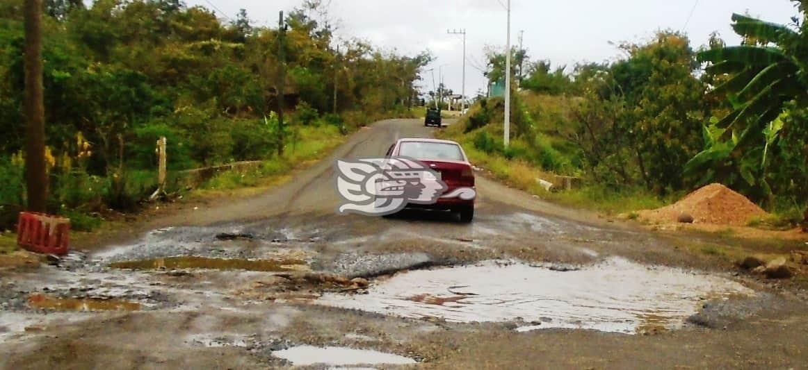 Se desesperan conductores por malas carreteras en la sierra