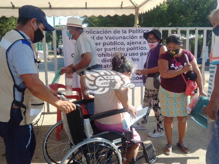 Madrugan y se aglomeran para recibir vacuna anticovid en Jáltipan