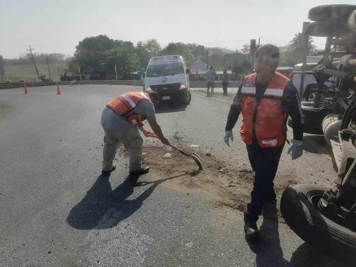 Pierde control del volante y termina por volcarse sobre carretera federal