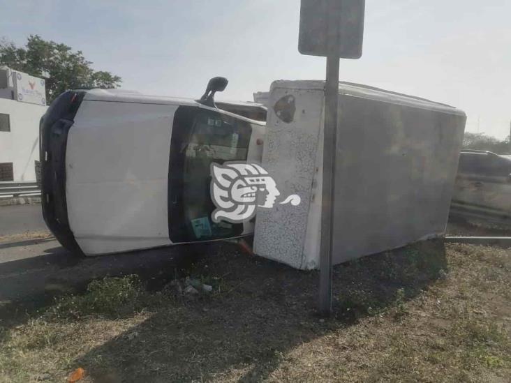 Pierde control del volante y termina por volcarse sobre carretera federal