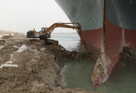 Bloqueo del Canal de Suez podría causar pérdidas por más de 6 mil millones de dólares