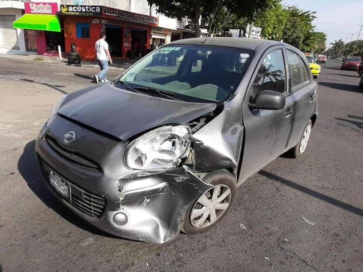 Choque entre dos unidades deja daños materiales en colonia de Veracruz