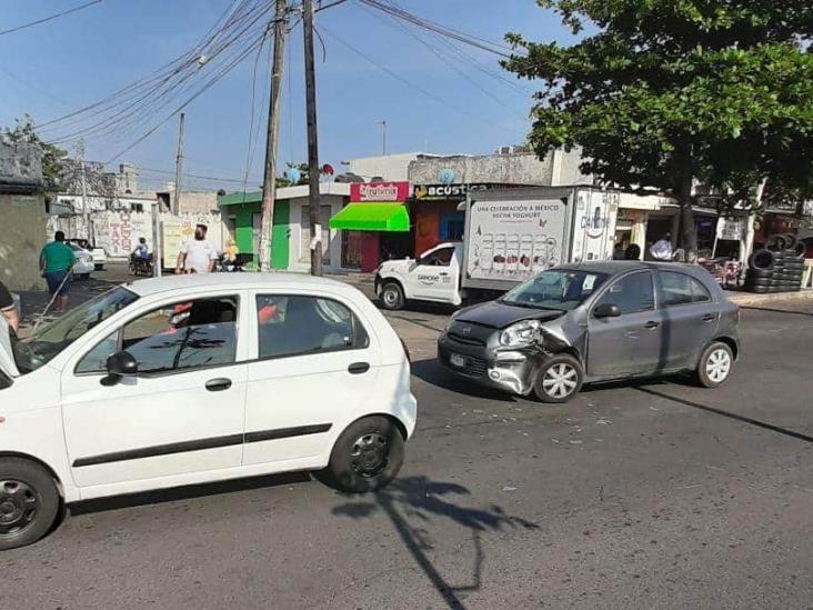 Choque entre dos unidades deja daños materiales en colonia de Veracruz