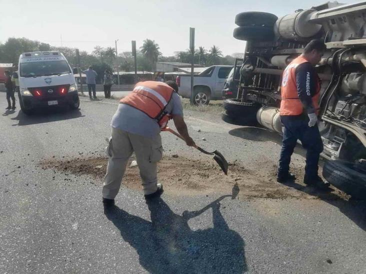 Pierde control del volante y termina por volcarse sobre carretera federal