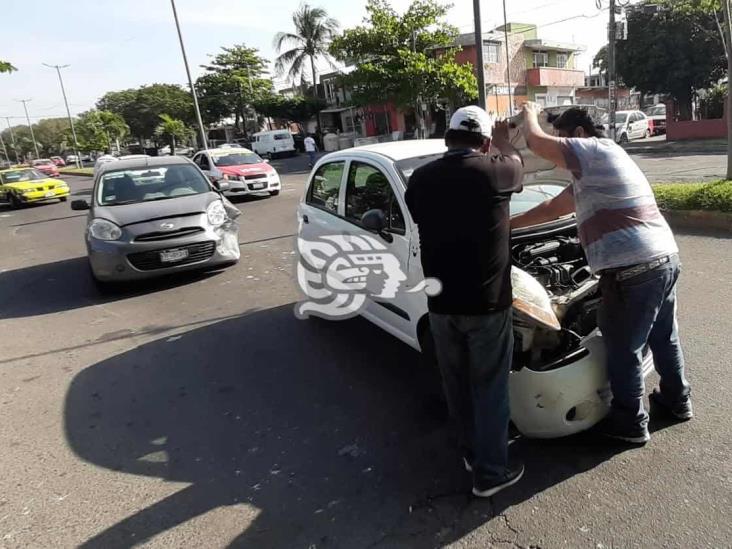 Choque entre dos unidades deja daños materiales en colonia de Veracruz