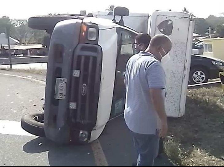 Pierde control del volante y termina por volcarse sobre carretera federal