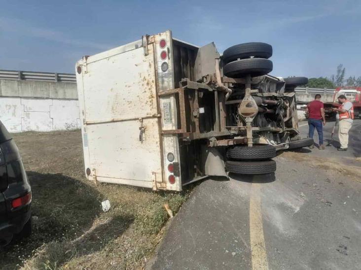 Pierde control del volante y termina por volcarse sobre carretera federal