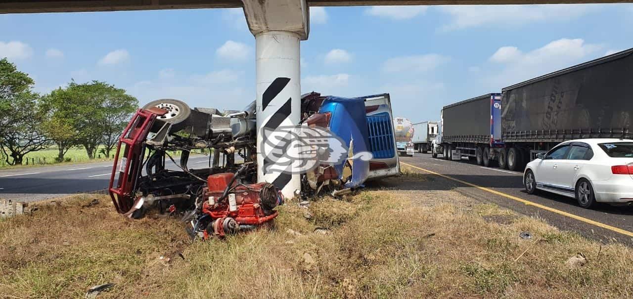 Se salva operador de tractocamión tras accidente en La Tinaja – Cosoleacaque