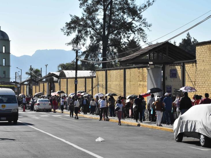 Tras largas filas desde la noche anterior y fricciones, arranca vacunación en Orizaba