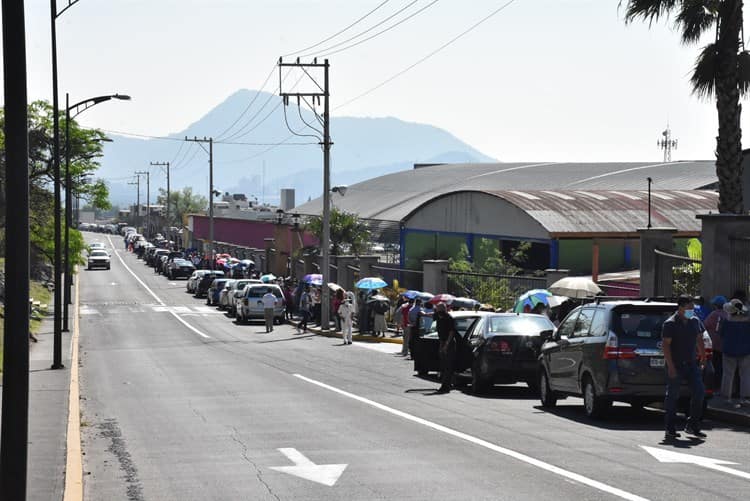 Tras largas filas desde la noche anterior y fricciones, arranca vacunación en Orizaba