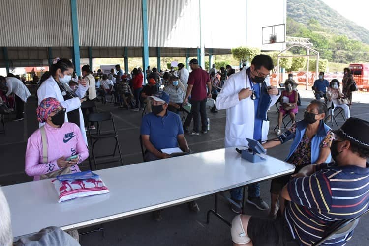 Tras largas filas desde la noche anterior y fricciones, arranca vacunación en Orizaba