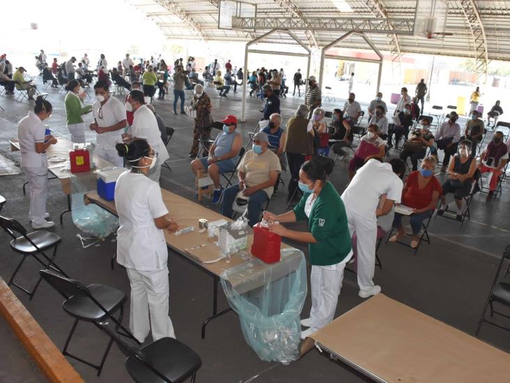 Tras largas filas desde la noche anterior y fricciones, arranca vacunación en Orizaba